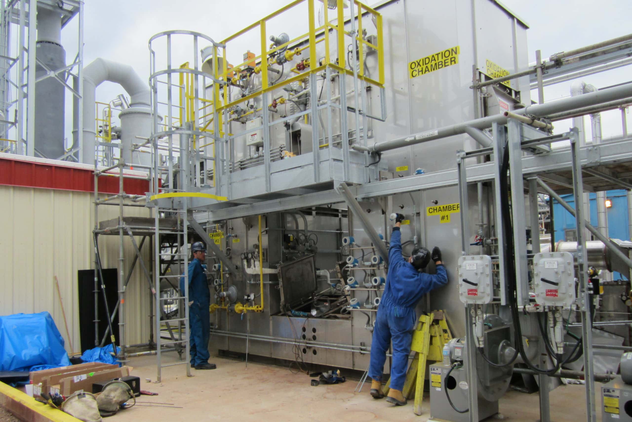 Workers-performing-aftermarket-services-oxidizer